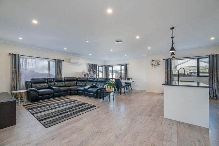 Photo of property in 24 Eric Gifford Drive, Ranui, Auckland, 0612