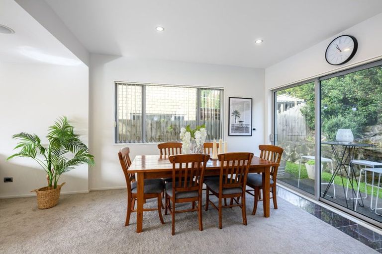 Photo of property in 12 Midhurst Avenue, Henderson, Auckland, 0612
