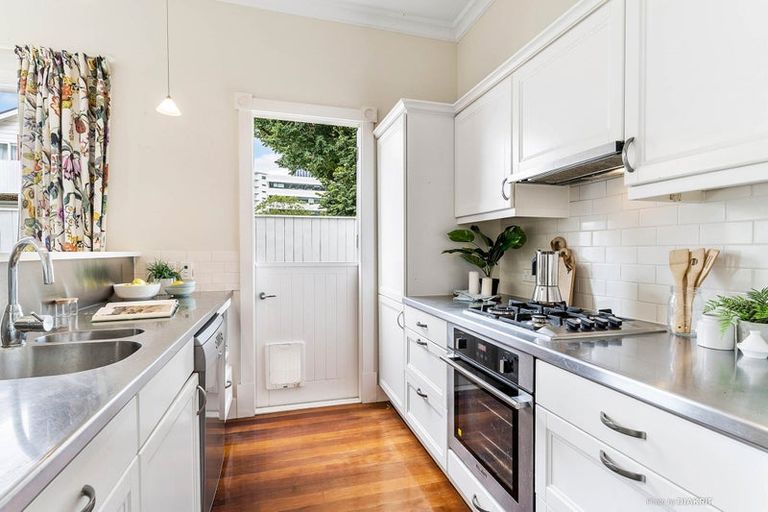 Photo of property in 28 Goring Street, Thorndon, Wellington, 6011