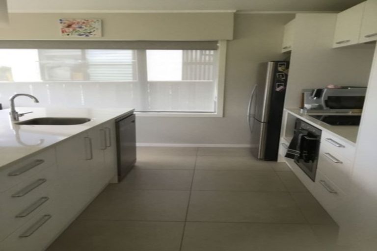 Photo of property in 1/104 East Coast Road, Forrest Hill, Auckland, 0620