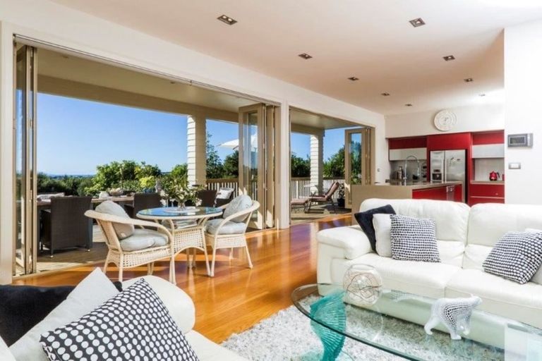 Photo of property in 121 Wade River Road, Stanmore Bay, Whangaparaoa, 0932