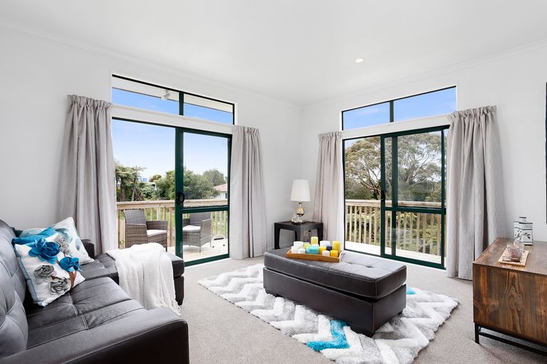 Photo of property in 2 Longview Rise, Massey, Auckland, 0614