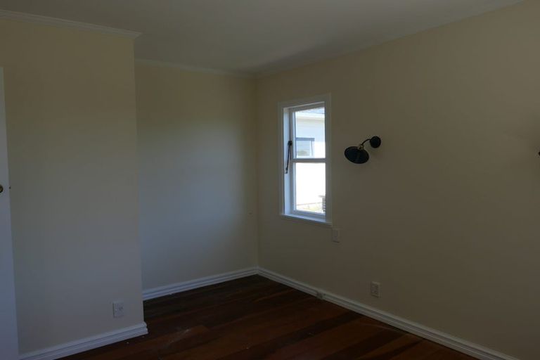 Photo of property in 21 Tiromoana Road, Raumati South, Paraparaumu, 5032