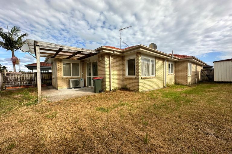 Photo of property in 32 Frank Bunce Grove, Flat Bush, Auckland, 2019