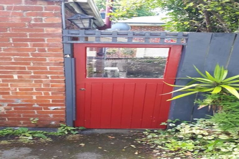 Photo of property in 60 Royal Terrace, Dunedin Central, Dunedin, 9016