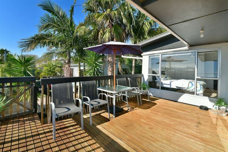 Photo of property in 43 Pohutukawa Avenue, Red Beach, 0932