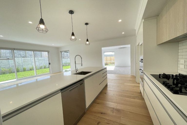 Photo of property in 24 Onekura Street, Red Beach, 0932