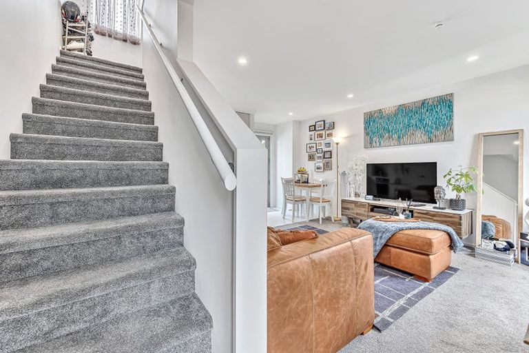 Photo of property in 2/24 Kelwyn Road, Kelston, Auckland, 0602