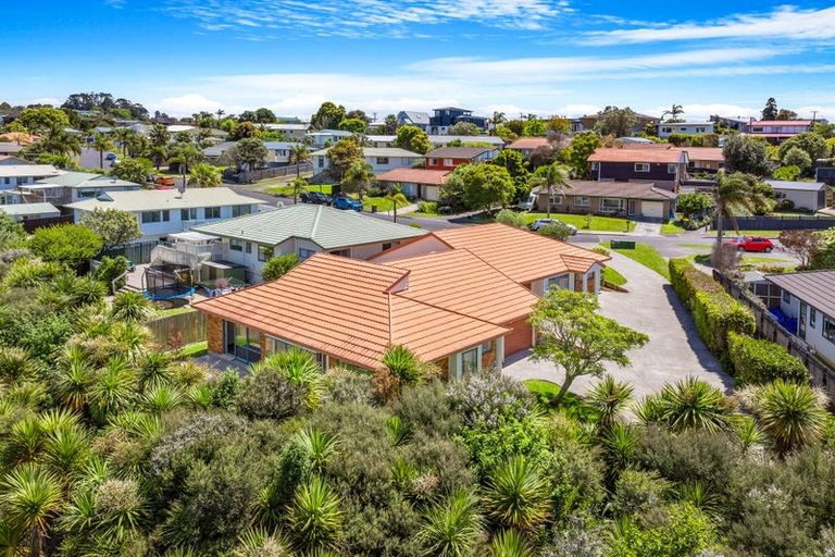 Photo of property in 2/52 Donald Street, Stanmore Bay, Whangaparaoa, 0932