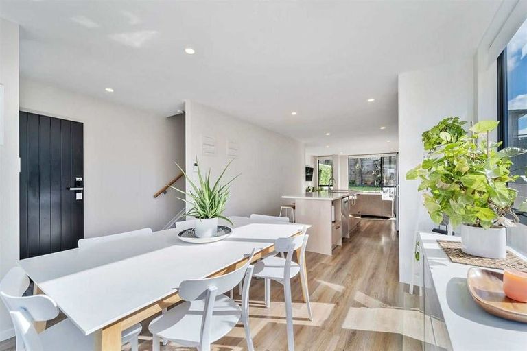 Photo of property in 16 Seafarer Crescent, Stanmore Bay, Whangaparaoa, 0932