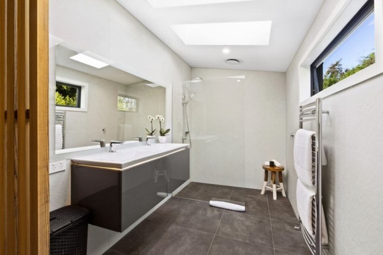 Photo of property in 34 Cedar Drive, Kelvin Heights, Queenstown, 9300