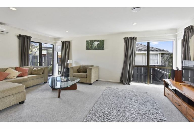 Photo of property in 27 Aronia Way, Goodwood Heights, Auckland, 2105