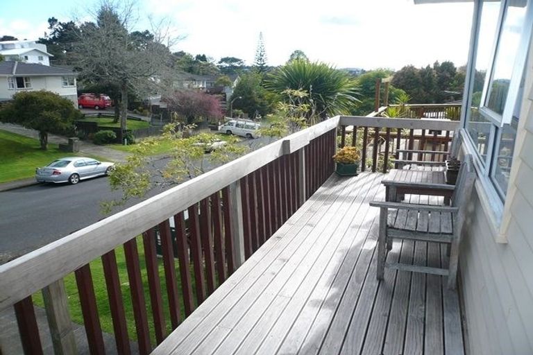 Photo of property in 22 Staincross Street, Green Bay, Auckland, 0604