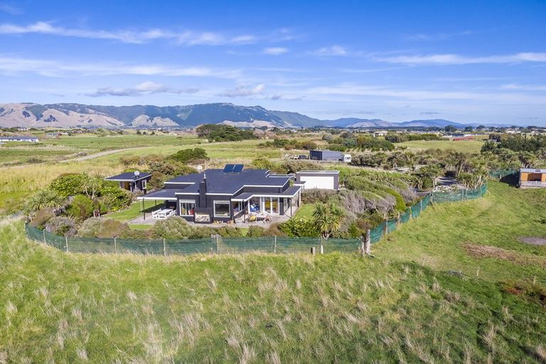 Photo of property in 21 Sandown Road, Te Horo Beach, Otaki, 5581