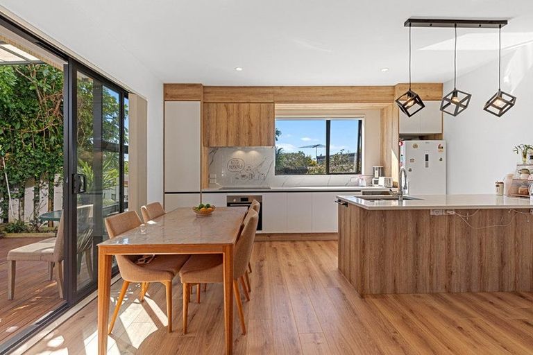 Photo of property in 2a Robin Lane, Browns Bay, Auckland, 0630