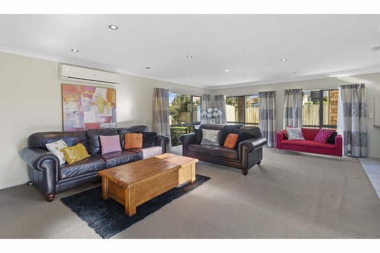 Photo of property in 32 Piper Place, Goodwood Heights, Auckland, 2105