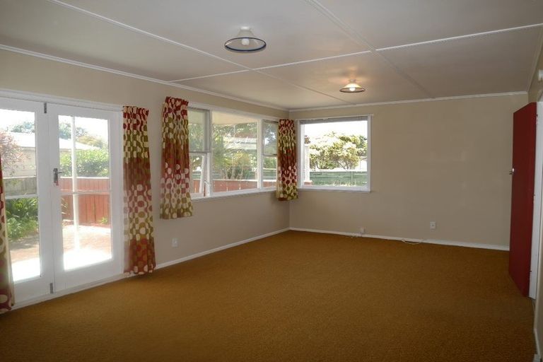 Photo of property in 6 Eruini Street, Waikanae Beach, Waikanae, 5036