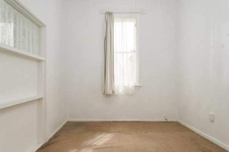 Photo of property in 190 Newlands Road, Newlands, Wellington, 6037