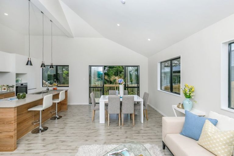 Photo of property in 2 Tarara Lane, Kumeu, 0810