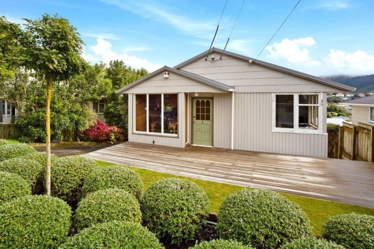 Photo of property in 40 Taylor Terrace, Tawa, Wellington, 5028