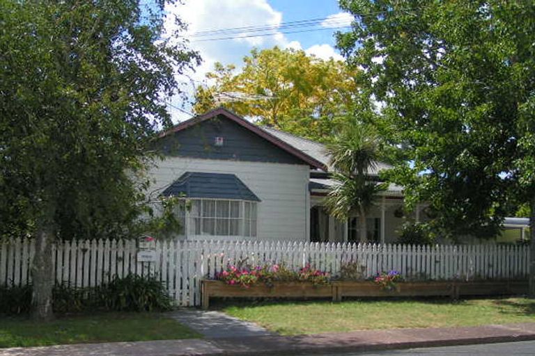 Photo of property in 2 Nelson Avenue, Northcote Point, Auckland, 0627