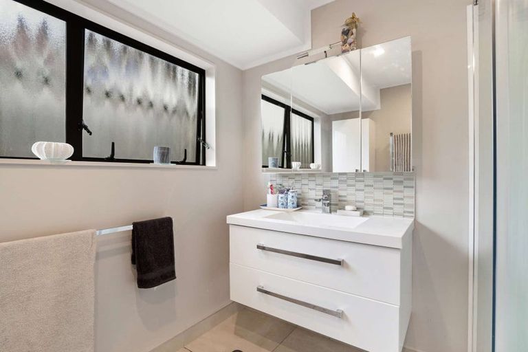 Photo of property in 42 Bodi Place, Te Atatu South, Auckland, 0610