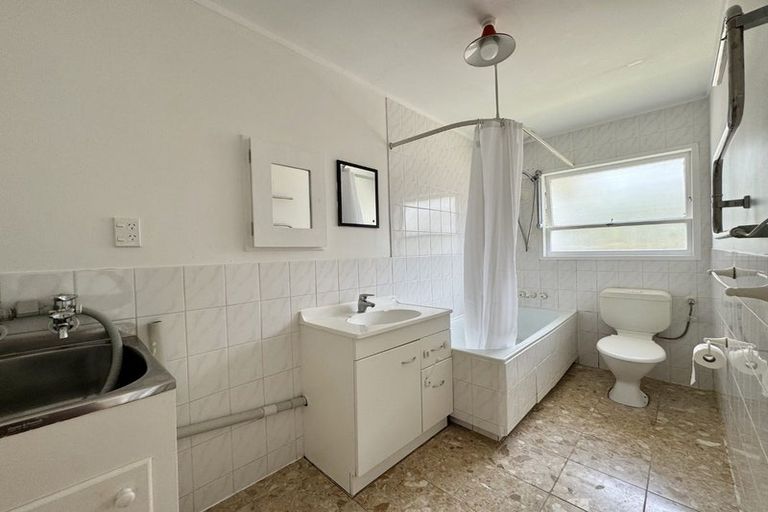 Photo of property in 170c Queen Street, Northcote Point, Auckland, 0627