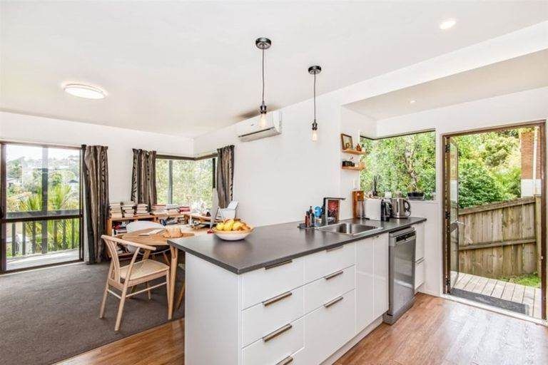 Photo of property in 2/16 Mistletoe Place, Browns Bay, Auckland, 0630