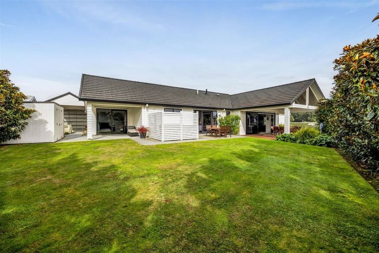 Photo of property in 6 Pebble Beach Court, Waiwhakaiho, New Plymouth, 4312