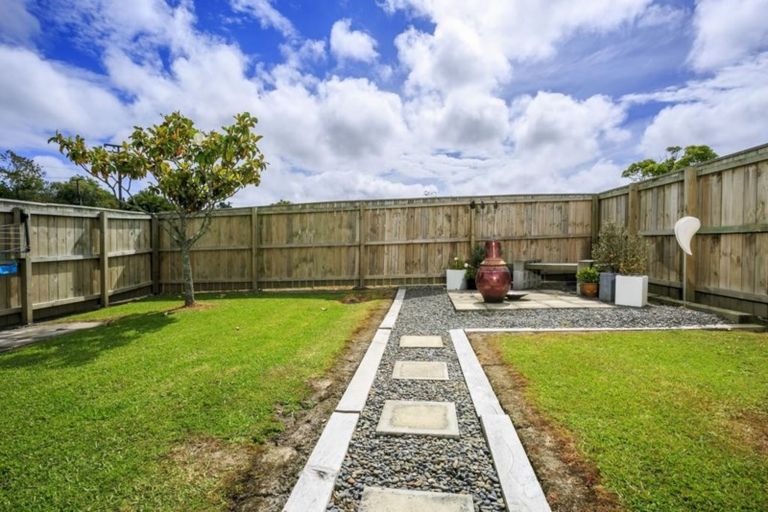 Photo of property in 2/50 Cheval Drive, Totara Vale, Auckland, 0629