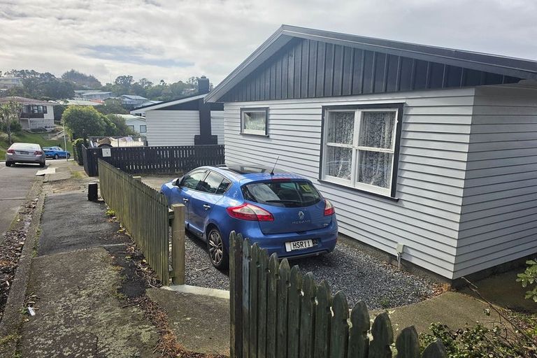 Photo of property in 3 Merritt Way, Newlands, Wellington, 6037