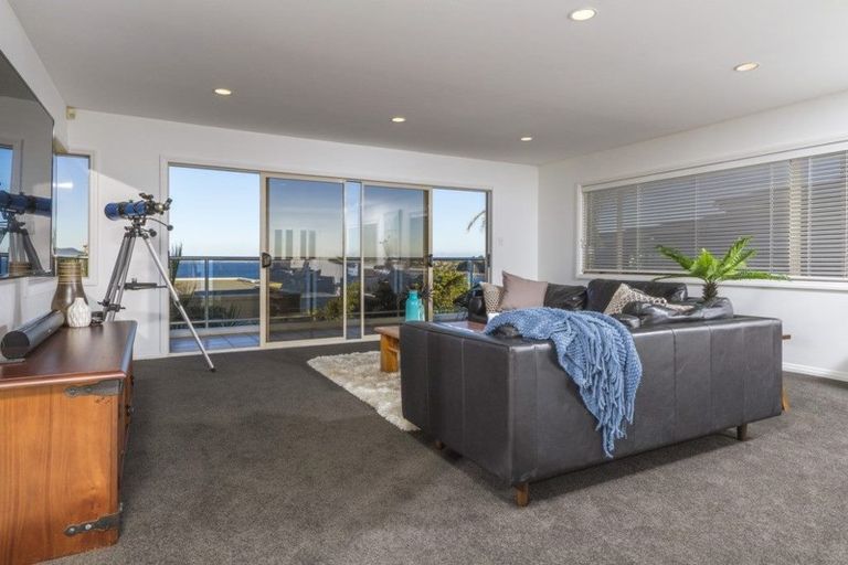 Photo of property in 1/25 Churchill Road, Murrays Bay, Auckland, 0630