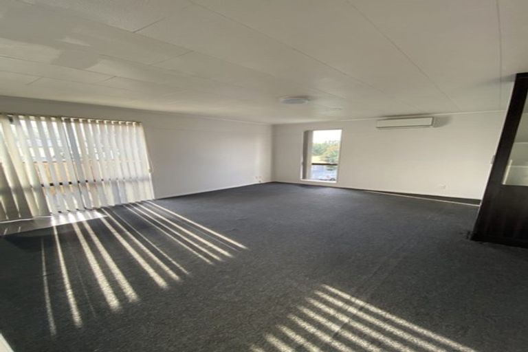 Photo of property in 35 Lilburn Crescent, Massey, Auckland, 0614