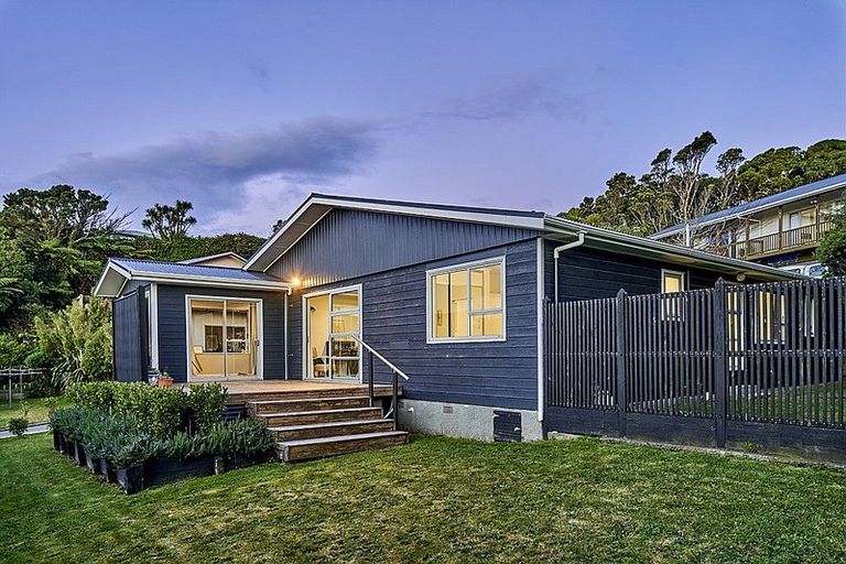 Photo of property in 18 Bloomsbury Grove, Newlands, Wellington, 6037