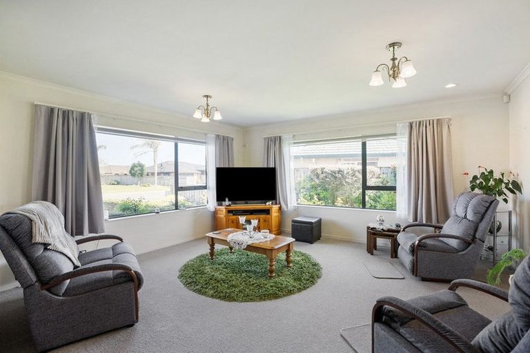 Photo of property in 85 Guildford Drive, Paraparaumu, 5032