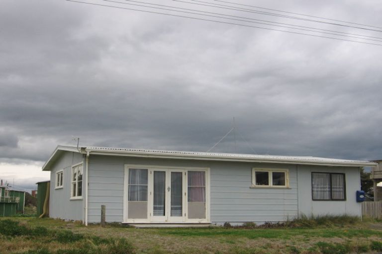 Photo of property in 13 Marine Parade South, Foxton Beach, Foxton, 4815