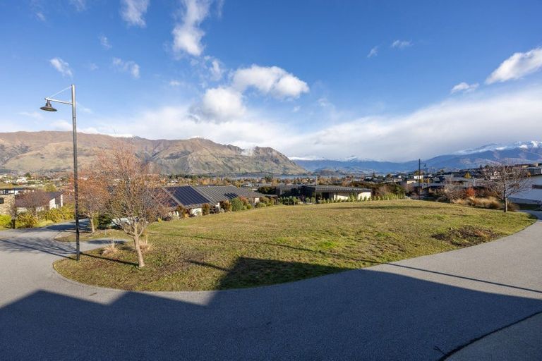 Photo of property in 5 Karearea Rise, Wanaka, 9305