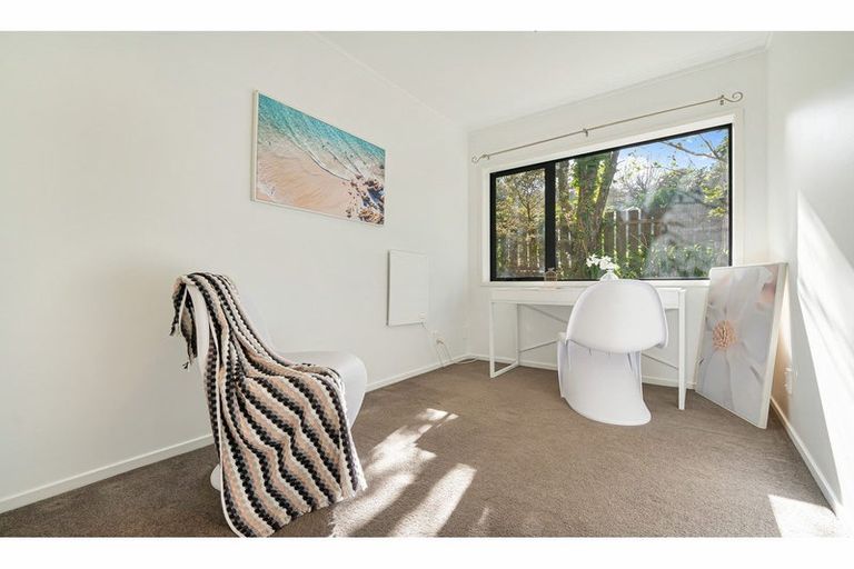 Photo of property in 17a Atkinson Road, Titirangi, Auckland, 0604