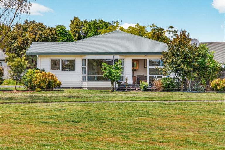 Photo of property in 2/35 Fairview Terrace, Waipahihi, Taupo, 3330