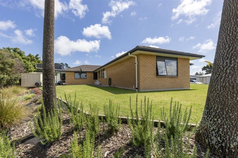 Photo of property in 15 Gavinike Place, Waimauku, 0812