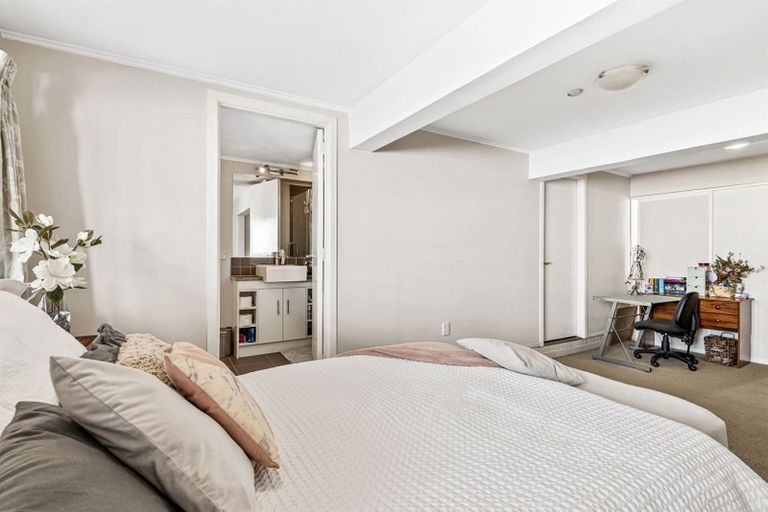 Photo of property in 96 Calliope Road, Stanley Point, Auckland, 0624