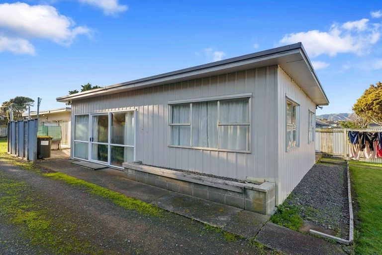 Photo of property in 16 Eruini Street, Waikanae Beach, Waikanae, 5036