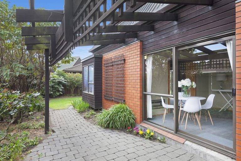 Photo of property in 33 Dovedale Avenue, Ilam, Christchurch, 8041