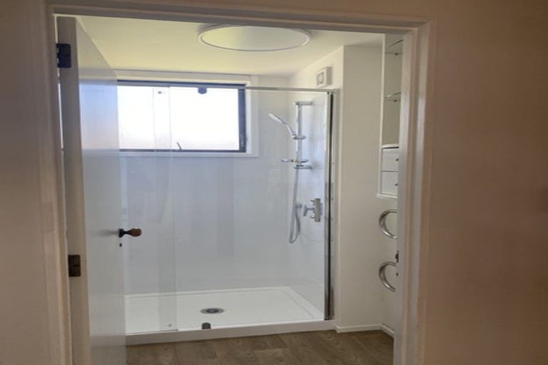 Photo of property in 5/25a Beach Road, Te Atatu Peninsula, Auckland, 0610