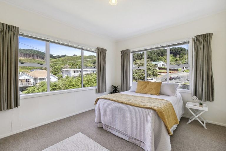 Photo of property in 44 Raroa Terrace, Tawa, Wellington, 5028