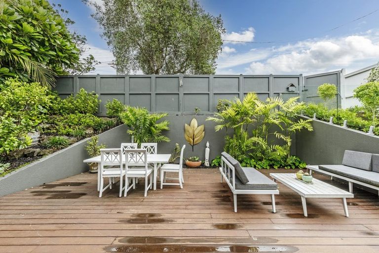 Photo of property in 2/39 Old Lake Road, Narrow Neck, Auckland, 0624