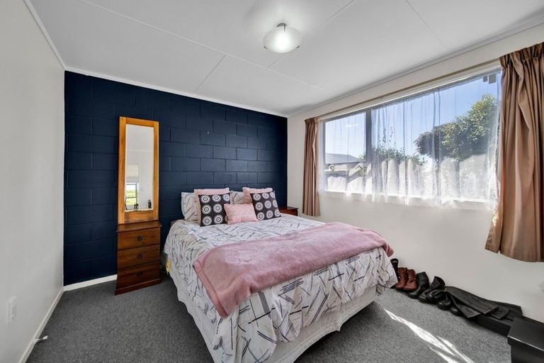 Photo of property in 2/54 Riversdale Drive, Merrilands, New Plymouth, 4312