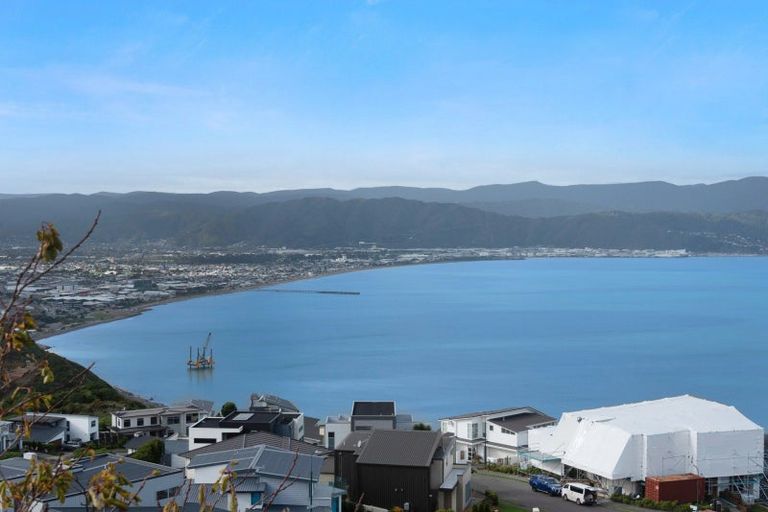 Photo of property in 28 Bennett Grove, Newlands, Wellington, 6037