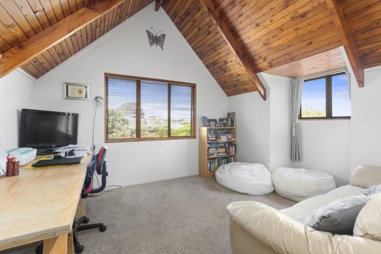 Photo of property in 17 Pokapu Place, Bethlehem, Tauranga, 3110