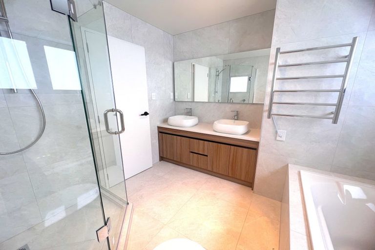 Photo of property in 1a Wren Place, Unsworth Heights, Auckland, 0632